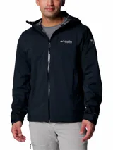 Chaqueta impermeable y transpirable de la línea Titanium de Columbia, con tecnología Omni-Tech y costuras selladas. Presenta capucha ajustable, cremallera frontal revestida de PU, ventilación en las axilas, bolsillos con cierre y puños ajustables.