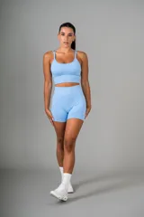 Conjunto deportivo celeste compuesto por top con breteles finos y short ajustado con cintura alta.
