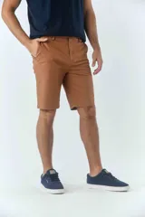 Bermuda tipo chino de gabardina texturizada, con diseño de cinco bolsillos, cierre de cremallera y botón frontal.