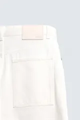 Jeans wide fit de color blanco, confeccionados en denim de algodón rígido, con corte relajado, tiro medio y diseño de cinco bolsillos.