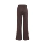 Pantalón deportivo Adidas de corte recto y estilo clásico, color marrón con franjas laterales en tono rosado. Cuenta con cintura elástica con cordón ajustable, bolsillos laterales con cierre y el logo del trifolio bordado en una de las piernas.