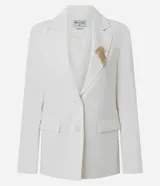 Blazer estructurado color blanco de la marca Cortelle, con solapa clásica, bolsillos frontales con solapa, mangas largas y cierre frontal de botones. Incluye un broche decorativo dorado con flecos de pedrería.