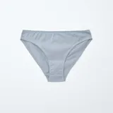 Pack de cinco braguitas de algodón, corte clásico, con borde de encaje blanco. Incluye dos lisas (azul y gris), una blanca lisa, una azul marino con estampado floral pequeño y una azul con estampado floral pequeño.