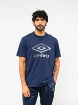 Remera de manga corta color azul marino, con logo de Umbro estampado en el frente en color blanco. Confeccionada en tejido suave y elástico.