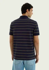 Chomba de hombre a rayas horizontales finas en color azul marino sobre base gris, con cuello polo y cierre frontal de botones.