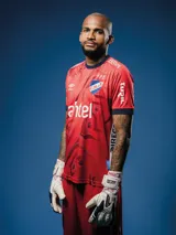Camiseta de fútbol Umbro de arquero del Club Nacional de Football, modelo Oficial 2025. Diseño rojo con detalles en azul y blanco. Incluye logo de Umbro, escudo del club y sponsor Antel en el frente.