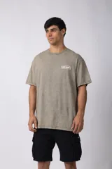 Remera de algodón peinado con efecto de lavado snow que le otorga un aspecto gastado. Presenta un corte holgado, cuello redondo y una pequeña estampa gráfica en el pecho con el texto VCP Cnpt.