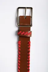 Cinturón de cuero marrón con detalles de costuras decorativas en gamuza roja a lo largo de los bordes y en la trabilla. Cuenta con una hebilla metálica rectangular de color dorado.
