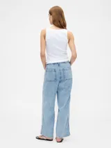 Pantalón de jean celeste de corte ancho, con cintura elastizada y cordón ajustable.