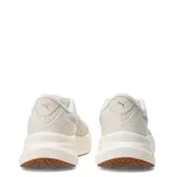 Championes de running Puma Max Stride Lite, de color beige con detalles en rosado, entresuela alta amortiguada y suela de goma color marrón.