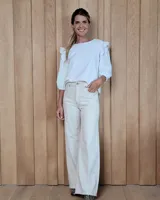 Jean de corte ancho y tiro medio, confeccionado en denim 100% algodón. Presenta costuras verticales decorativas en el frente y ruedo desflecado.
