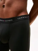 Pack de tres bóxer briefs Tommy Hilfiger de color negro, confeccionados en tejido elástico y transpirable. Presentan una cintura elástica ancha con el nombre de la marca y el logo distintivo grabado en contraste.