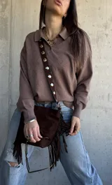 Sweater de punto color chocolate con diseño de rombos texturizados, cuello polo con botones y mangas largas.