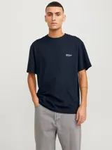 Remera azul marino de manga corta y cuello redondo con calce relajado. Cuenta con un pequeño estampado tipográfico en el pecho que dice "Originals Studio".