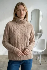 Sweater de cuello alto tipo polera, confeccionado en tejido de chenille con textura suave y diseño de trenzas verticales en el frente. Posee mangas largas con puños acanalados y ruedo también acanalado.