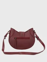 Cartera bandolera de ecocuero color bordó, con diseño semicircular decorado con tachas plateadas en el contorno. Presenta una solapa central con cierre magnético y argollas metálicas, además de una correa ajustable para llevar al hombro o cruzada.