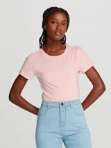 Remera básica de corte entallado, con cuello redondo y mangas cortas, confeccionada en tejido de algodón liso.