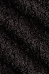 Top de manga larga con cuello bote, confeccionado en tejido de punto con textura efecto encaje y terminaciones con ribete sobrehilado en puños y ruedo.