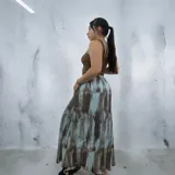 Pollera larga de viscosa con estampado abstracto en tonos celeste y marrón.