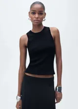 Top sin mangas de tejido de punto fino, con cuello redondo y tirantes anchos, de diseño entallado al cuerpo.