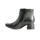 Bota corta de cuero negro con textura granulada, taco cuadrado bajo y detalle de tira lateral con botón metálico dorado.