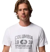 Remera blanca de manga corta con cuello redondo y estampado frontal en gris que dice "COLUMBIA 1938 SPORTSWEAR CO. OUTDOORS DEPARTMENT".