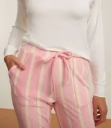 Conjunto de pijama largo de plush, compuesto por una blusa de manga larga y un pantalón con lazo en la cintura y estampado a rayas verticales.