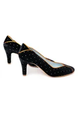 Zapatos de tacón de línea clásica confeccionados en terciopelo negro con aplicaciones de plata. Presentan un diseño estructurado con puntera, laterales y talonera divididos por ribetes en piel tornasolada, con interior en piel y suela de cuero.