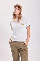 Remera blanca de algodón con cuello redondo y bordado dorado con la frase "Golden Hour".