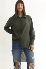 Camisa verde militar de manga larga con corte irregular.