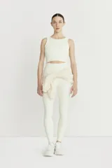 Top deportivo color verde agua, de cintura ancha con compresión suave, recortes en el delantero y tejido doble y ligero.