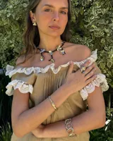 Anillo de diseño artesanal con estructura entrelazada de líneas irregulares y acabado orgánico. Pieza ajustable fabricada en metales nobles.