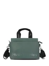 Cartera tipo tote de diseño estructurado en color verde, con doble asa de mano y correa larga ajustable y extraíble. Presenta el logo de la marca estampado en el frente y detalles de cintas con inscripciones en las asas.