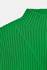 Chaleco de punto acanalado color verde brillante, con cuello alto y mangas sisa caídas.