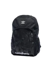 Mochila Umbro de color negro con diseño estampado geométrico en el bolsillo frontal. Cuenta con compartimento principal con cierre, bolsillo frontal adicional, logo de la marca en la parte superior y en la base, y correas ajustables.