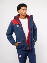 Parka de abrigo Umbro del Club Nacional de Football, con diseño de bloques de color en azul, rojo y blanco. Cuenta con capucha, cierre frontal, bolsillos frontales y el escudo del club bordado en el pecho.