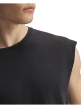 Musculosa negra de corte holgado, confeccionada en mezcla de algodón y poliéster, con cuello redondo acanalado y sisas con dobladillo sin rematar. Presenta un pequeño logotipo de silicona en relieve en el pecho.