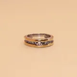 Anillo de diseño bicolor en plata y oro, con una banda central incrustada de pequeñas circonias y una circonia central de mayor tamaño.