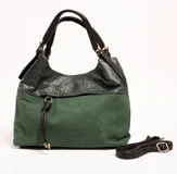 Bolso tipo hobo de cuero sintético verde con detalles en negro. Tiene correa de mano y correa bandolera extraíble.