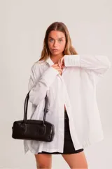 Cartera estilo baguette de cuero color marrón, con doble asa de hombro y cierre de cremallera. Hecha a mano en Uruguay.