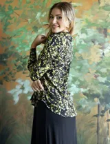 Camisa de gasa estampada marca Tahari, con cuello con solapa y abertura central con botones.