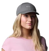 Gorra Columbia modelo Twin Canyon Ball Cap de color gris, con diseño clásico de visera curva y el logo de la marca bordado en el frente en color blanco.