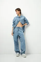 Pantalón de jean azul claro, de corte oversized y tiro bajo, con bolsillos traseros grandes.
