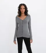 Cardigan de punto marca Cortelle, color gris, con escote en V y cierre frontal de botones. Presenta mangas largas y un ajuste entallado al cuerpo.