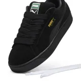 Championes urbanos Puma modelo Suede XL, color negro con detalles en dorado. Confeccionados en gamuza con cordones anchos y suela de goma texturizada.