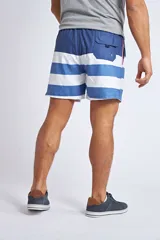 Short de baño con estampado tropical de piñas y hojas en tonos azules sobre fondo rosado. Cuenta con cintura elástica con cordón ajustable, bolsillos laterales, un bolsillo trasero y suspensor interno.