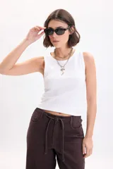 Musculosa de rib en color blanco, con cuello redondo y diseño ajustado.