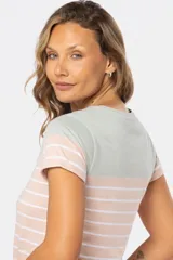 Remera de cuello redondo con bloques de color rosa, blanco a rayas y celeste.