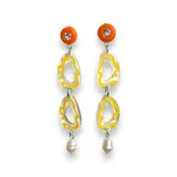 Aros colgantes con pasador y avíos metálicos plateados. Presentan un círculo naranja, una figura abstracta transparente con borde rosa, un círculo rosa con un strass y una pieza colgante naranja.