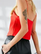 Musculosa roja de crepe con breteles finos de cordón de seda y escote recto.